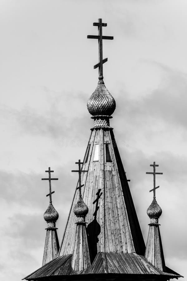 Architecture russe traditionnelle Image haute étroite de dôme de chapelle en bois orthodoxe R?publique de la Car?lie, Russie image libre de droits Architecture russe traditionnelle Image haute étroite de dôme de chapelle en bois orthodoxe R?publique de la Car?lie, Russie image libre de droits