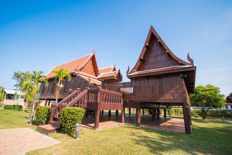 Architecture Thaïlandaise De Style De Maison Antique En Bois Photo
