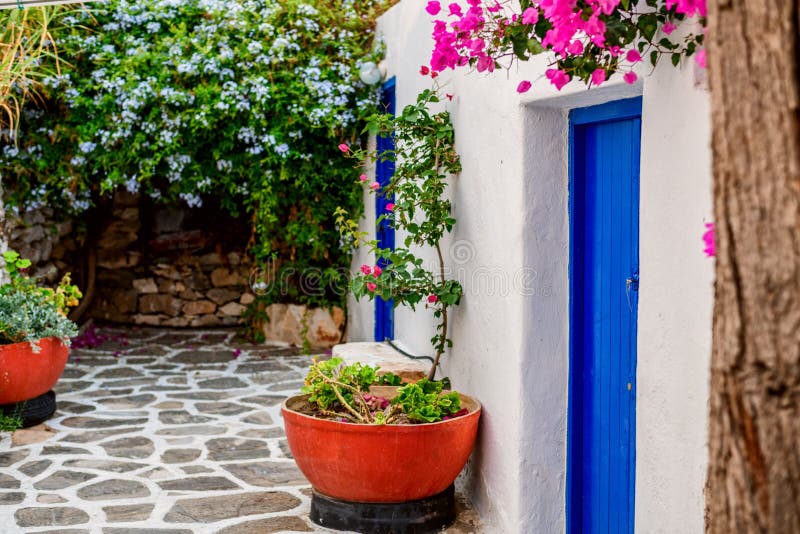 Architecture traditionnelle de Cyclades sur l'île de Paros, village de Naoussa La Grèce photo stock Architecture traditionnelle de Cyclades sur l'île de Paros, village de Naoussa La Grèce photo stock