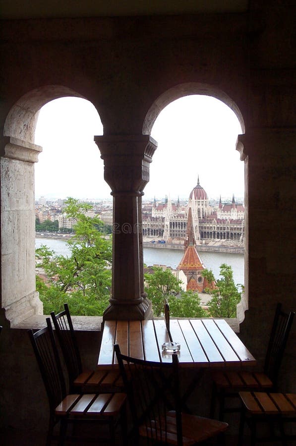 Architecture à Budapest - table avec une vue image stock Architecture à Budapest - table avec une vue image stock