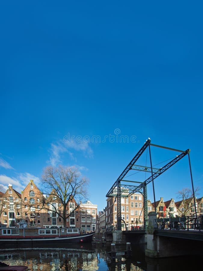 Architectuur en skyline van Amsterdam in het vroege ochtendlicht royalty-vrije stock foto