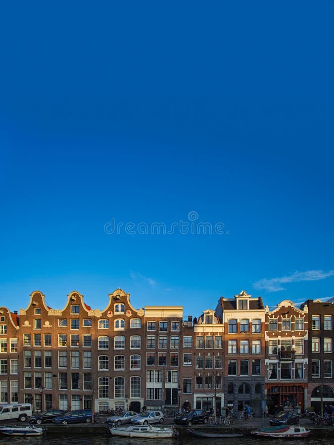 Architectuur en skyline van Amsterdam in het vroege ochtendlicht royalty-vrije stock afbeelding