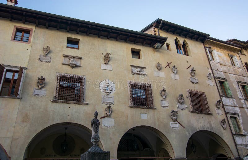 Architectuur van de kleine stad belluno in het hart van veneto op de dolomieten