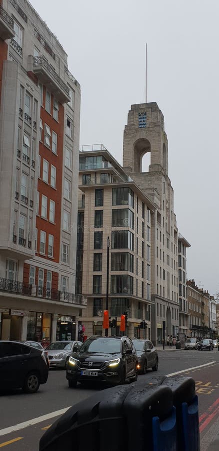 Architectuur van oude gebouwen, wegauto's royalty-vrije stock fotografie