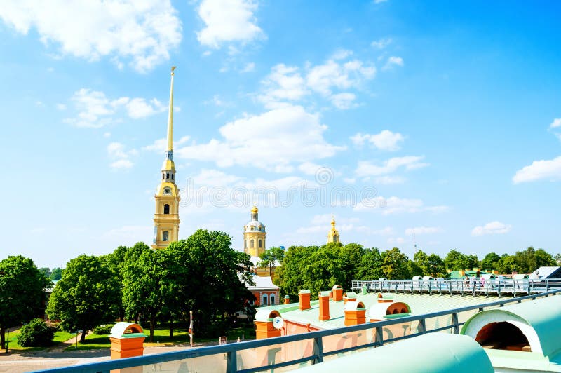 Architectuurensemble van Peter en van Paul kathedraal - mening van hoogte Peter en Paul Fortress in St Petersburg, Rusland royalty-vrije stock afbeelding Architectuurensemble van Peter en van Paul kathedraal - mening van hoogte Peter en Paul Fortress in St Petersburg, Rusland royalty-vrije stock afbeelding