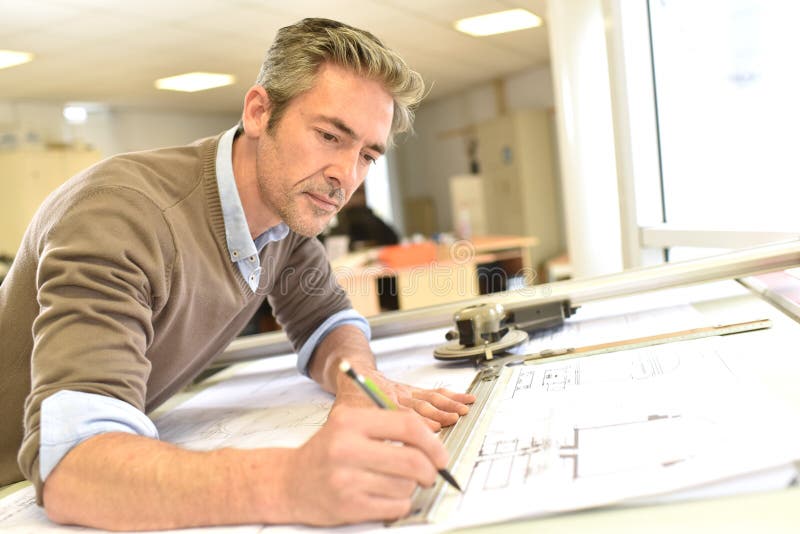 Architekt, der an Plänen arbeitet stockbilder