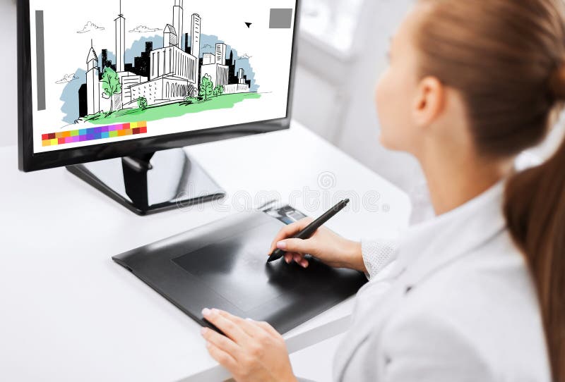 Architekt mit Zeichnungstablette im Büro stockbild