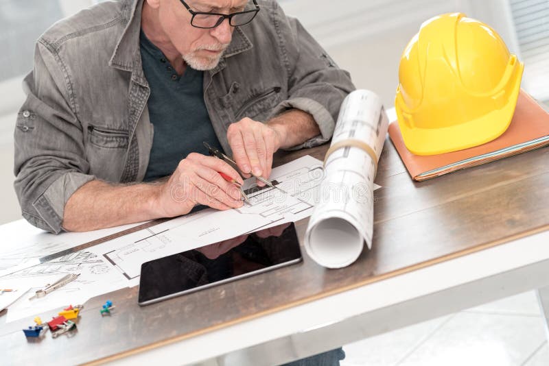 Architekt pracuje na planach zdjęcia stock
