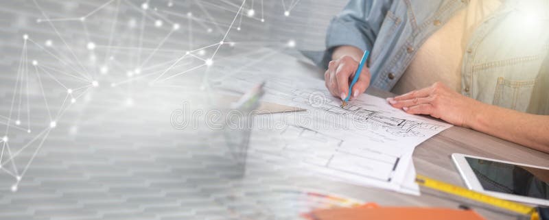 Architekt pracujący nad szkicowym banerem panoramicznym zdjęcie royalty free
