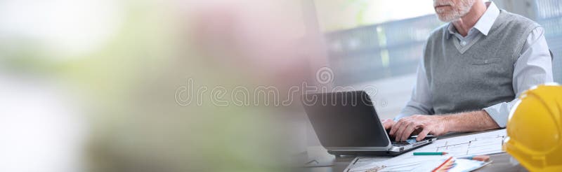 Architekt pracujący nad transparentem panoramicznym projektu fotografia stock