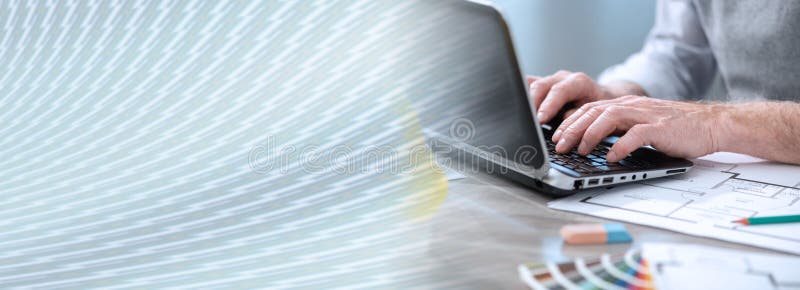 Architekt pracujący nad transparentem panoramicznym projektu zdjęcia stock