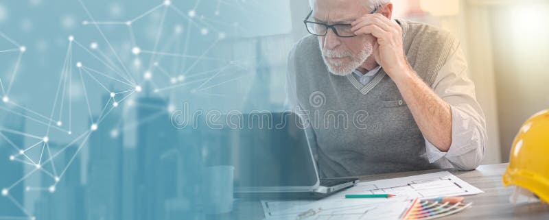 Architekt pracujący nad transparentem panoramicznym projektu zdjęcia stock