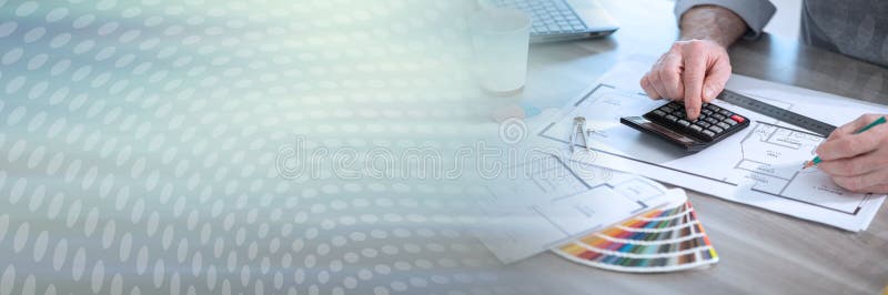 Architekt pracujący nad transparentem panoramicznym projektu fotografia stock