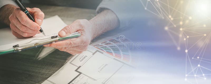 Architekt pracujący nad transparentem panoramicznym projektu zdjęcie royalty free