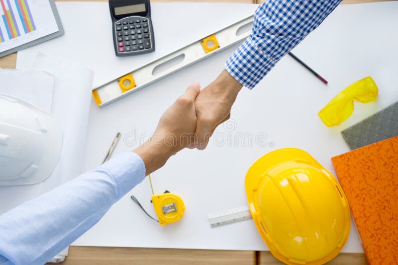 Architekten, die mit Plänen arbeiten, Arbeitsplatz engin kontrollierend stockfoto Architekten, die mit Plänen arbeiten, Arbeitsplatz engin kontrollierend stockfoto