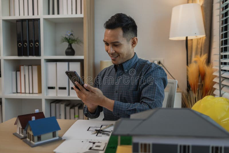 Architekten zeichnen und gestalten Hausunternehmer oder Architekten mit dem Modell eines Hauses, das in einem Architektenportrait stockbild