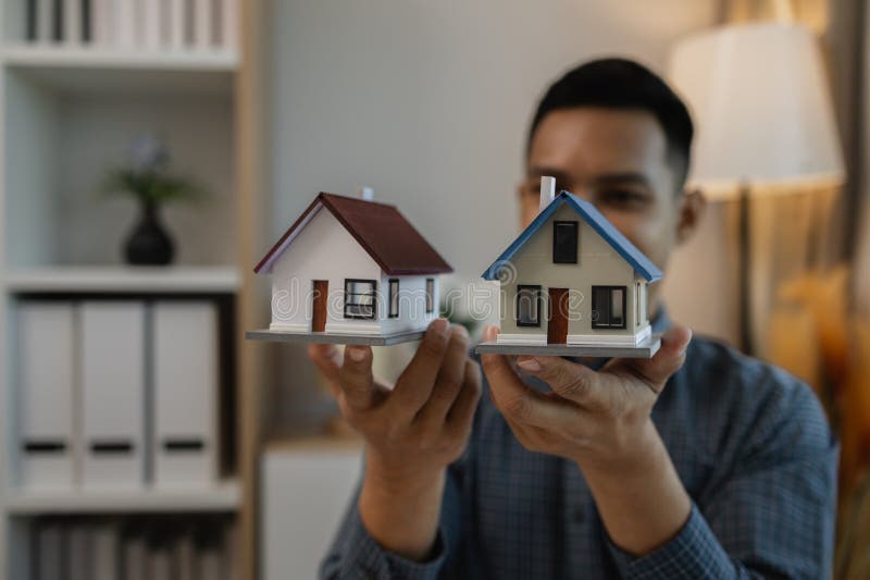 Architekten zeichnen und gestalten Hausunternehmer oder Architekten mit dem Modell eines Hauses, das in einem Architektenportrait stockfotografie