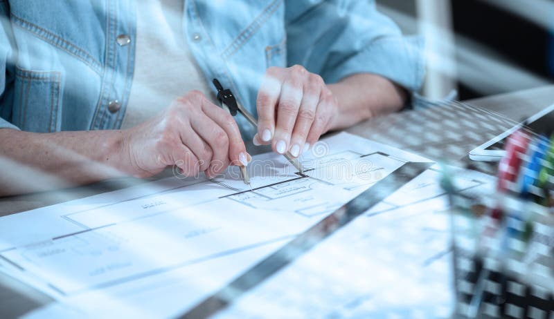 Architektka pracująca nad efektem światła projektu ilustracji