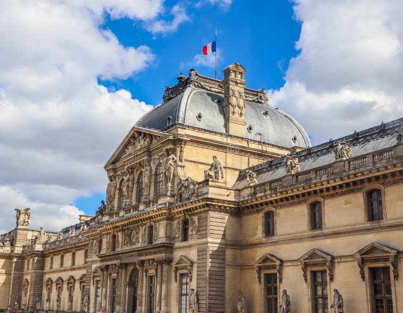 Architektoniczni szczegóły fasada louvre pałac w Paryż, Francja z francuz flagą na dachu Kwiecie? 2019 zdjęcia royalty free Architektoniczni szczegóły fasada louvre pałac w Paryż, Francja z francuz flagą na dachu Kwiecie? 2019 zdjęcia royalty free