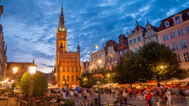 Architektur der Long Lane in Danzig am Abend mit Rathaus stockfotografie Architektur der Long Lane in Danzig am Abend mit Rathaus stockfotografie