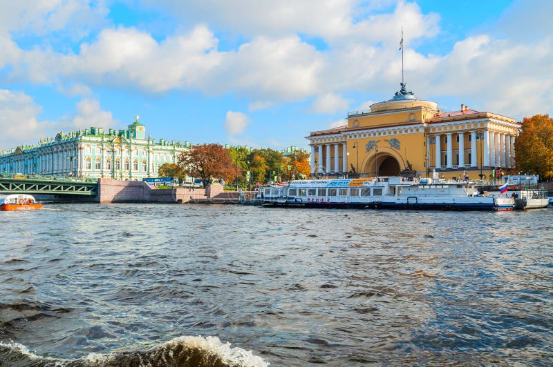 Palastdamm Von Neva River Am Winter Redaktionelles Stockfotografie