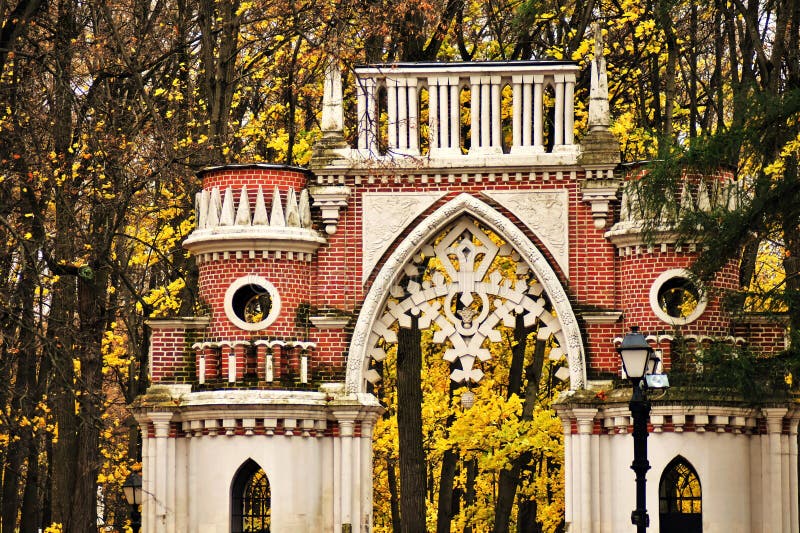 Architektura parku Tsaritsyno w Moskwie, Rosja Bramy winogron Architektura parku Tsaritsyno w Moskwie, Rosja Bramy winogron