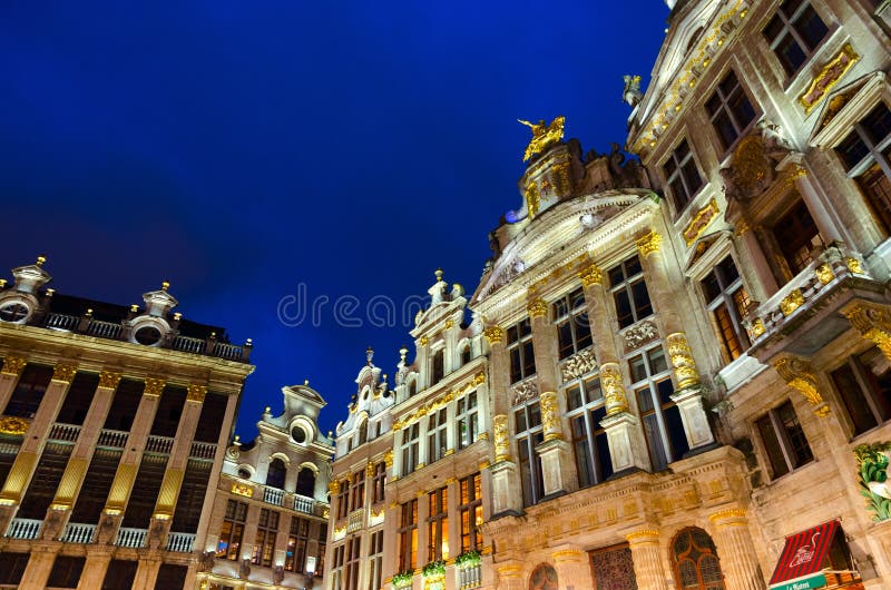 Architekturensemble von berühmtem Grand Place in der Abendbeleuchtung, Brüssel, Belgien stockfotos Architekturensemble von berühmtem Grand Place in der Abendbeleuchtung, Brüssel, Belgien stockfotos