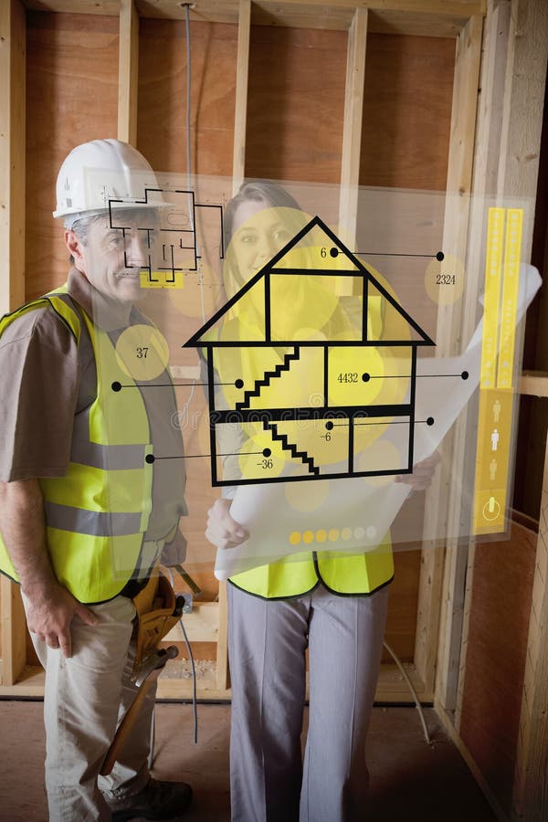 Architetto e caporeparto che stanno dietro l'interfaccia della pianta della casa fotografia stock Architetto e caporeparto che stanno dietro l'interfaccia della pianta della casa fotografia stock