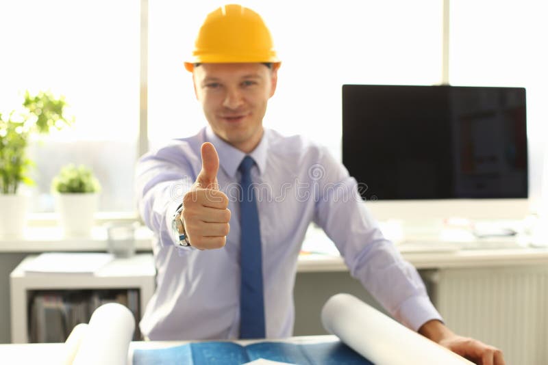 Architetto maschio Worker Thumb Up nel posto di lavoro dell'ufficio fotografie stock libere da diritti Architetto maschio Worker Thumb Up nel posto di lavoro dell'ufficio fotografie stock libere da diritti