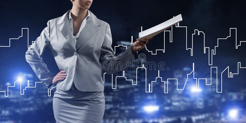 Architetto o ingegnere della donna che presenta concetto della costruzione e che giudica i documenti disponibili immagine stock libera da diritti Architetto o ingegnere della donna che presenta concetto della costruzione e che giudica i documenti disponibili immagine stock libera da diritti