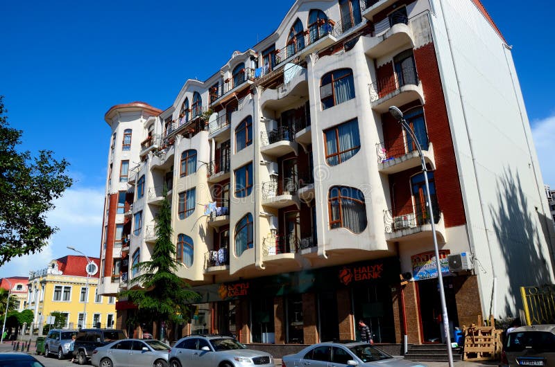 Architettura Art deco edificio balconato con succursale bancario e bar strada Batumi Georgia