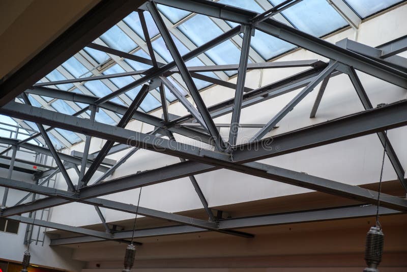 Architettura astratta high-tech Strutture moderne per l'edilizia in metallo Tetto di vetro dall'interno immagini stock libere da diritti