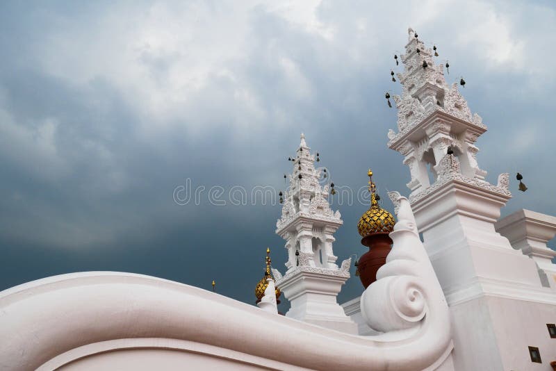 Architettura buddista stupefacente con la parete bianca curva con la vista di angolo basso ed il bello cielo nuvoloso fotografia stock libera da diritti Architettura buddista stupefacente con la parete bianca curva con la vista di angolo basso ed il bello cielo nuvoloso fotografia stock libera da diritti
