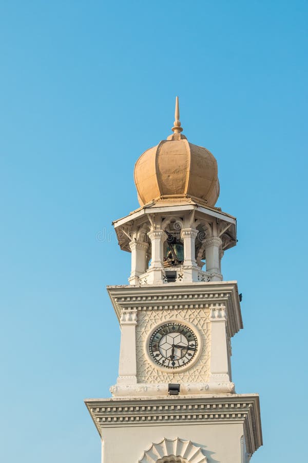 Architettura coloniale di era su una torre di orologio a Georgetown, Pulau Penang, Malesia fotografia stock libera da diritti Architettura coloniale di era su una torre di orologio a Georgetown, Pulau Penang, Malesia fotografia stock libera da diritti