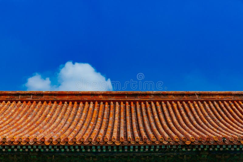 Architettura del cinese tradizionale con le mattonelle di tetto gialle, nella Città proibita, sotto cielo blu, a Pechino, la Cina fotografia stock Architettura del cinese tradizionale con le mattonelle di tetto gialle, nella Città proibita, sotto cielo blu, a Pechino, la Cina fotografia stock