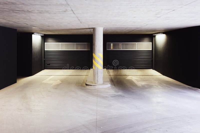 Architettura del garage europeo moderno del quartiere residenziale fotografia stock libera da diritti