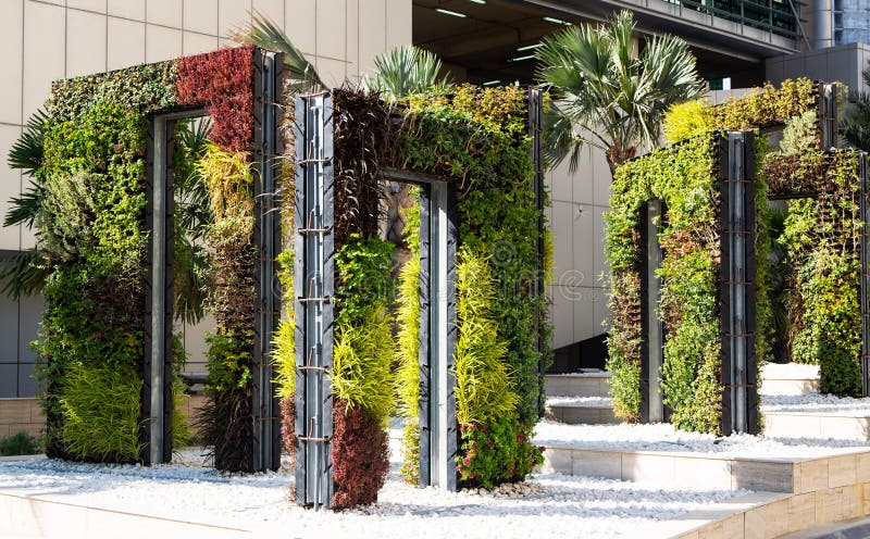 Architettura del pæsaggio moderna Strutture rettangolari del metallo come le porte coperte di vegetazione verde immagine stock Architettura del pæsaggio moderna Strutture rettangolari del metallo come le porte coperte di vegetazione verde immagine stock