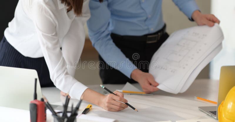 Architettura professionale e ingegnere civile che lavorano insieme immagine stock Architettura professionale e ingegnere civile che lavorano insieme immagine stock