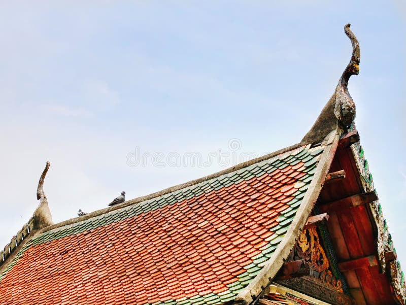 Architettura tradizionale di vecchio tetto del tempio buddista fotografia stock libera da diritti Architettura tradizionale di vecchio tetto del tempio buddista fotografia stock libera da diritti