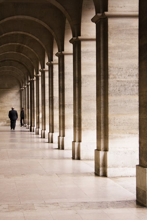 Dos misterioso hombres encontrarse en misterioso arco en París, Francia.