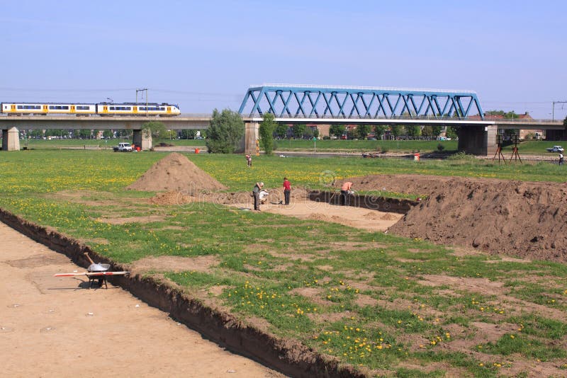 Archéologues travaillant près du deventer d'ijssel de fleuve images libres de droits Archéologues travaillant près du deventer d'ijssel de fleuve images libres de droits
