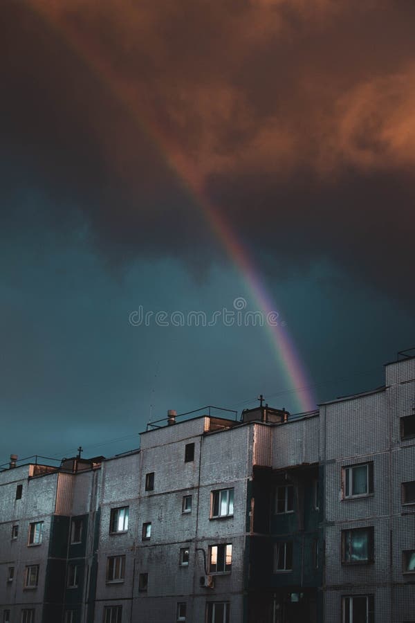 Casas Escuras Com Janelas Escuras E Uma Fachada De Desmoronamento Foto de  Stock - Imagem de escuro, alargamento: 152938242