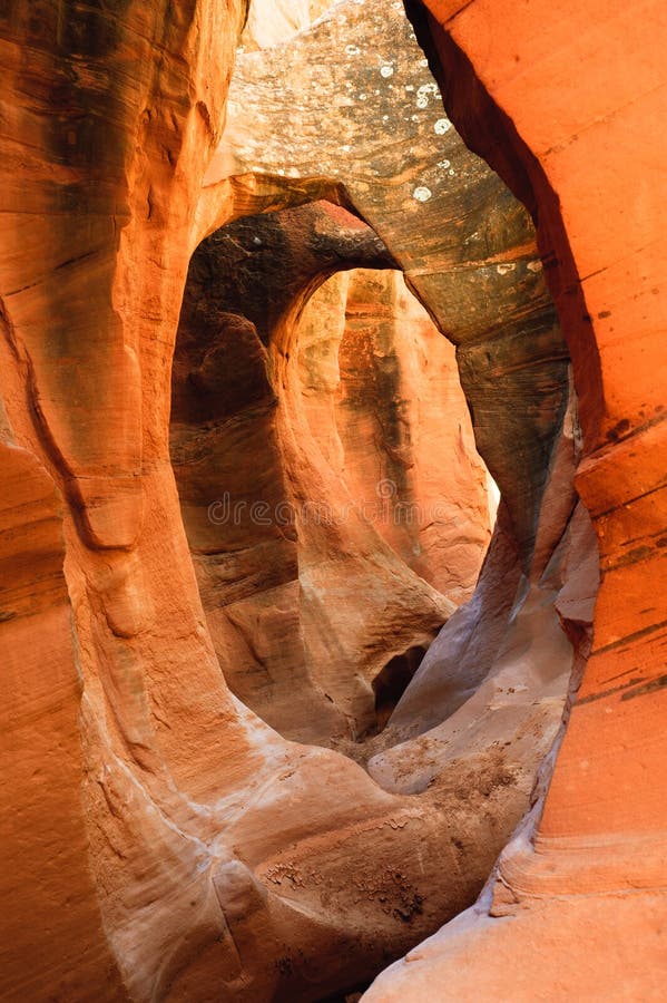Arco all'interno del canyon della scanalatura di peekaboo immagini stock libere da diritti Arco all'interno del canyon della scanalatura di peekaboo immagini stock libere da diritti