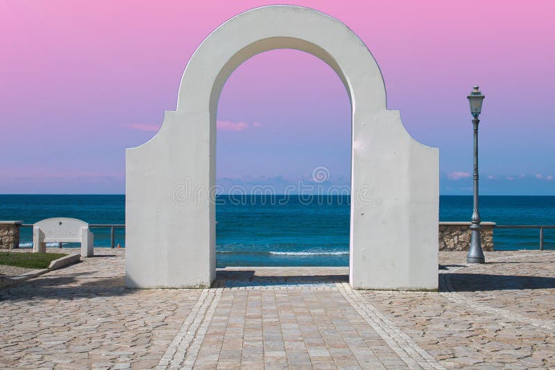 Arco Bianco Vicino Al Mare Nell'ambito Del Tramonto Romantico in Sperlonga, Lazio, Italia Immagine Stock - Immagine distendasi, architettura: 117805535