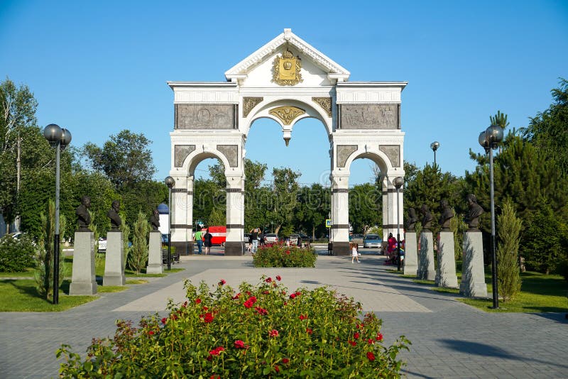 Arco de mármore na entrada à aleia dos heróis da terra de Astracã R?ssia imagens de stock Arco de mármore na entrada à aleia dos heróis da terra de Astracã R?ssia imagens de stock