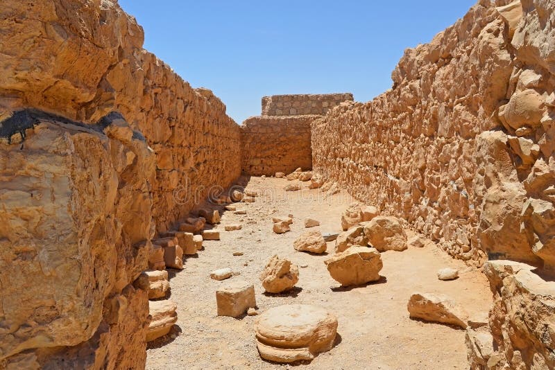 Arco de pedra na sala das ruínas da fortaleza antiga de Masada em uma montanha perto do Mar Morto no sul de Israel foto de stock Arco de pedra na sala das ruínas da fortaleza antiga de Masada em uma montanha perto do Mar Morto no sul de Israel foto de stock