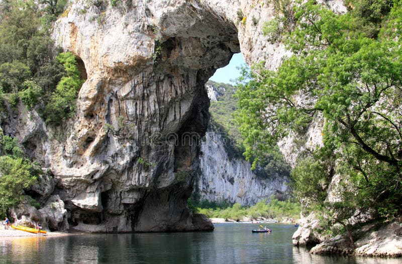 Arco del d di Pont, un ponticello naturale in Francia rocciosa immagine stock libera da diritti