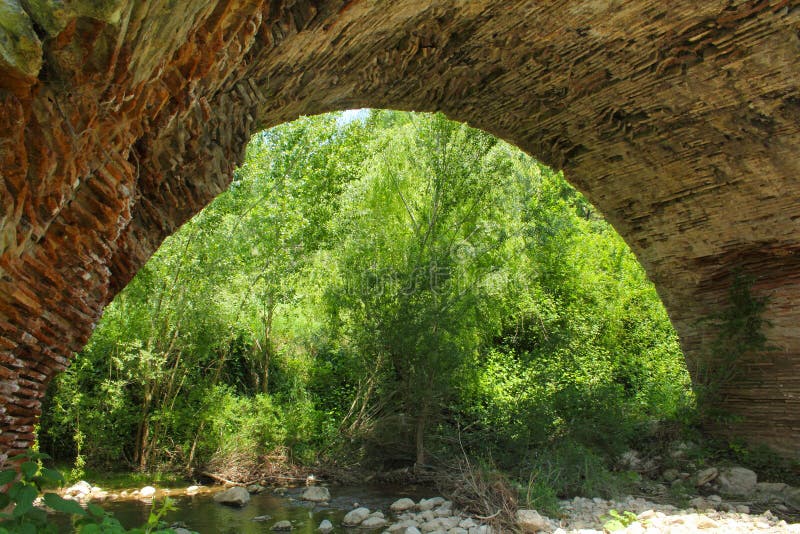 Arco del puente de Chianche en Buonalbergo, Campania, Italia fotografía de archivo Arco del puente de Chianche en Buonalbergo, Campania, Italia fotografía de archivo