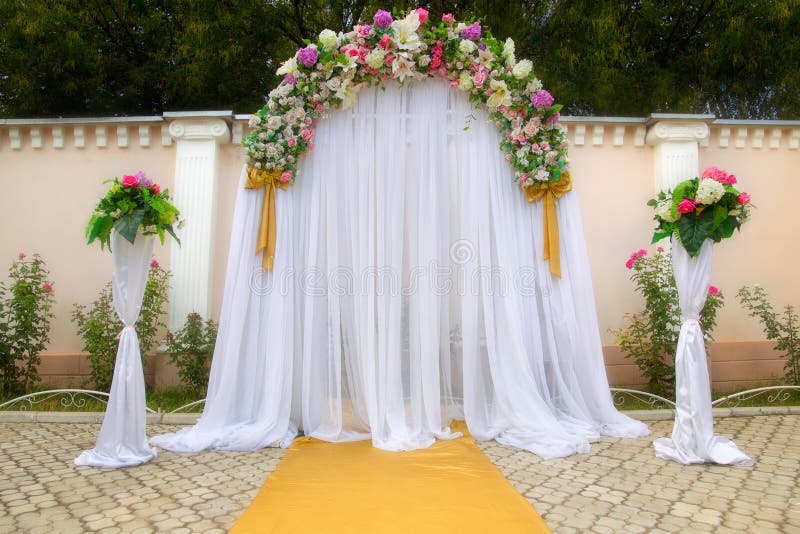 Arco di cerimonia nuziale con i fiori immagini stock libere da diritti Arco di cerimonia nuziale con i fiori immagini stock libere da diritti