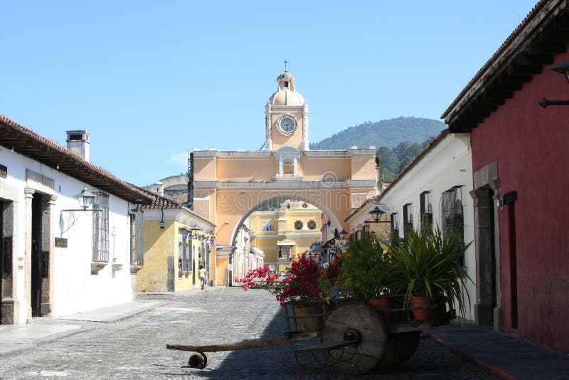 Arco giallo in Antigua Guatemala fotografia stock Arco giallo in Antigua Guatemala fotografia stock